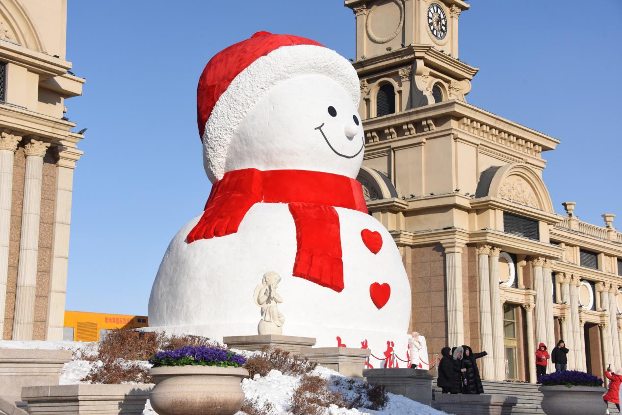 哈尔滨音乐公园大型露天雪人引来不少游客打卡留念。人民网 徐成龙摄