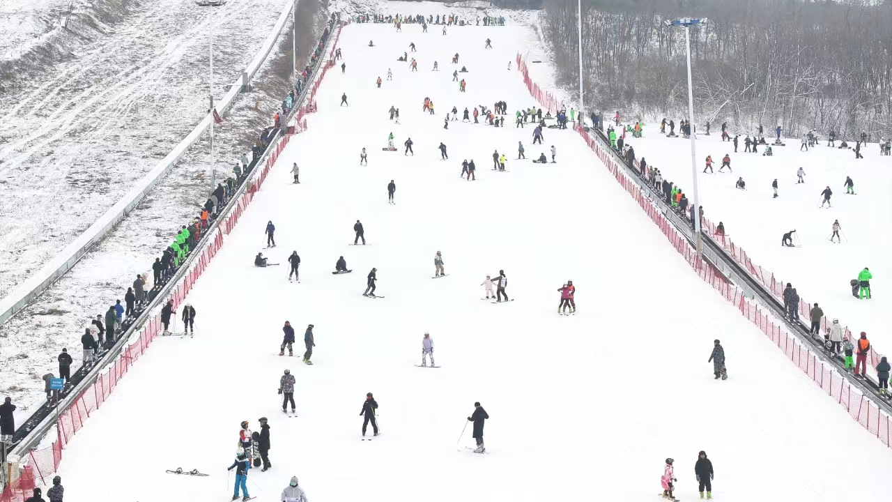 沈阳怪坡滑雪场内人头攒动。人民网 周颂雪摄
