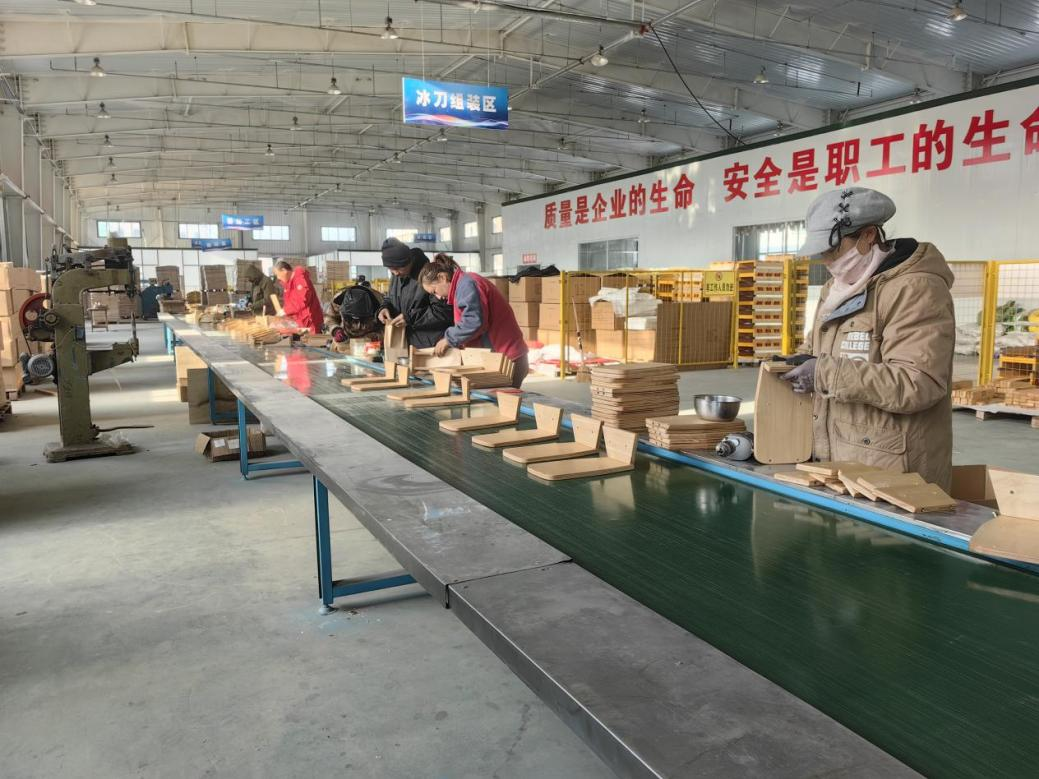 黑龙江劲道冰雪科技有限公司生产车间工人们正在生产爬犁。黑龙江劲道冰雪科技有限公司供图
